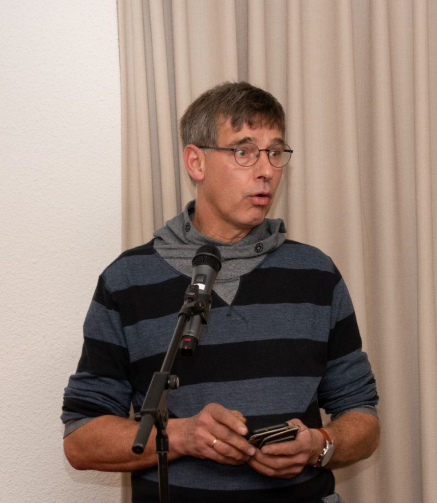 01 Opening door Leonard